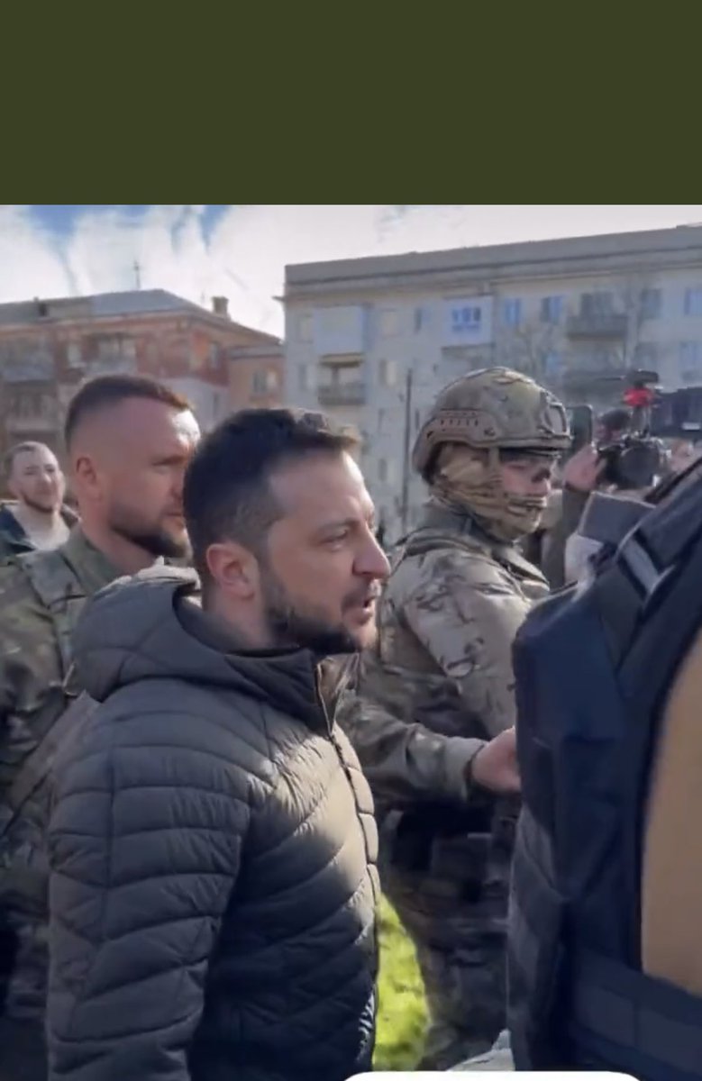 Betty36174919's tweet photo. Un leader eletto democraticamente dal suo popolo, che lotta per la loro libertà, che non cede alla prepotenza del invasore 
vs 
un padrone arrogante, frustrato e complessato. #Zelensky #putin #zelenskywarhero #PutinWarCriminal #StandWithUkraine️ #RussiaIsATerroristState #ucraina https://t.co/EEp5dTG1kF