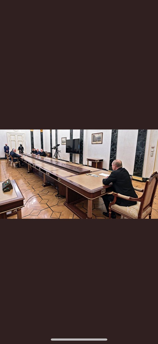 Betty36174919's tweet photo. Un leader eletto democraticamente dal suo popolo, che lotta per la loro libertà, che non cede alla prepotenza del invasore 
vs 
un padrone arrogante, frustrato e complessato. #Zelensky #putin #zelenskywarhero #PutinWarCriminal #StandWithUkraine️ #RussiaIsATerroristState #ucraina https://t.co/EEp5dTG1kF