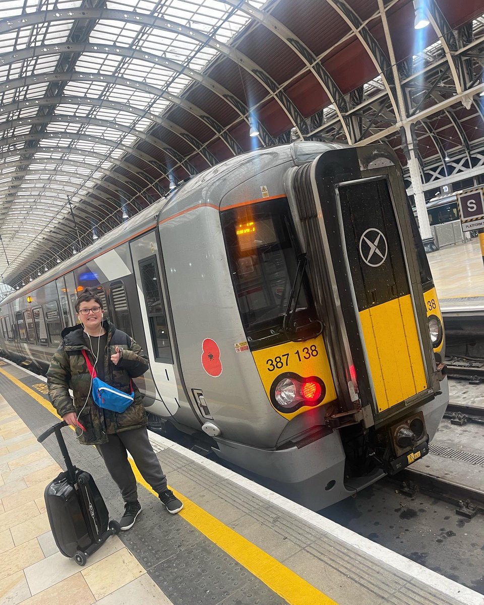 #Class387 #remembranceday @heathrowexpress 🚆love the onboard live airport arrival & departure screens!) Off on a week long adventure to Berlin & Prague to explore the transport systems 🇩🇪✈️🇨🇿 Excited to finally see Berlin Hauptbahnhof & all of the @deutschebahn trains! 🚉🚄