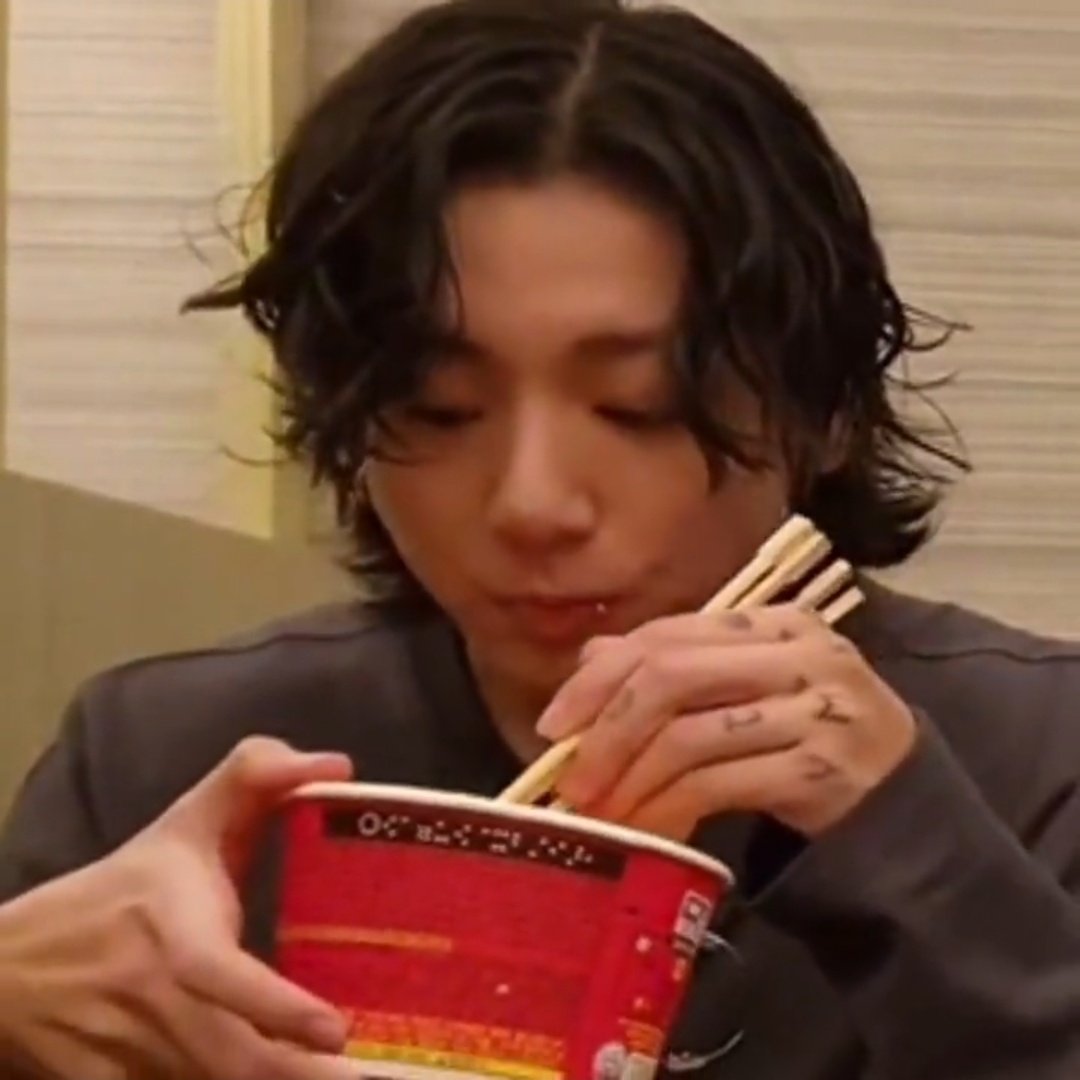 serin on Twitter: "RT @doublebunny_koo: Jungkook doing questionable ...