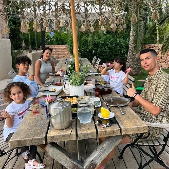 A true Cristiano Ronaldo's fan wouldn't scroll down without retweeting this picture...
#CristianoRonaldo