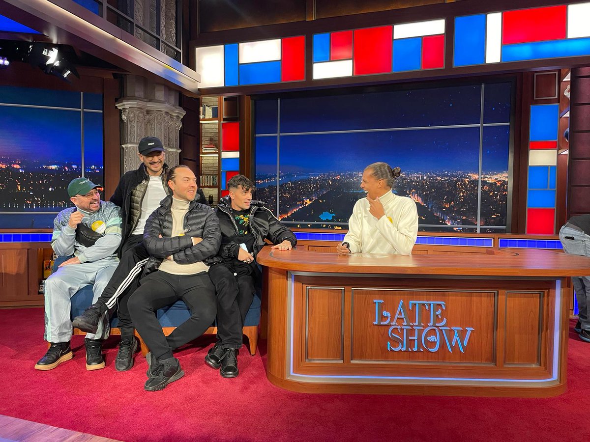 Stromae's tweet photo. Yesterday I had the chance to perform at @colbertlateshow. Thank you @StephenAtHome 
--
Hier j'ai eu la chance d'interpréter "L'enfer" sur le plateau de @colbertlateshow. Merci @StephenAtHome 

Watch here : https://t.co/RltXJiq9JU

📷Scott Kowalchyk https://t.co/qKCVwCcKYq