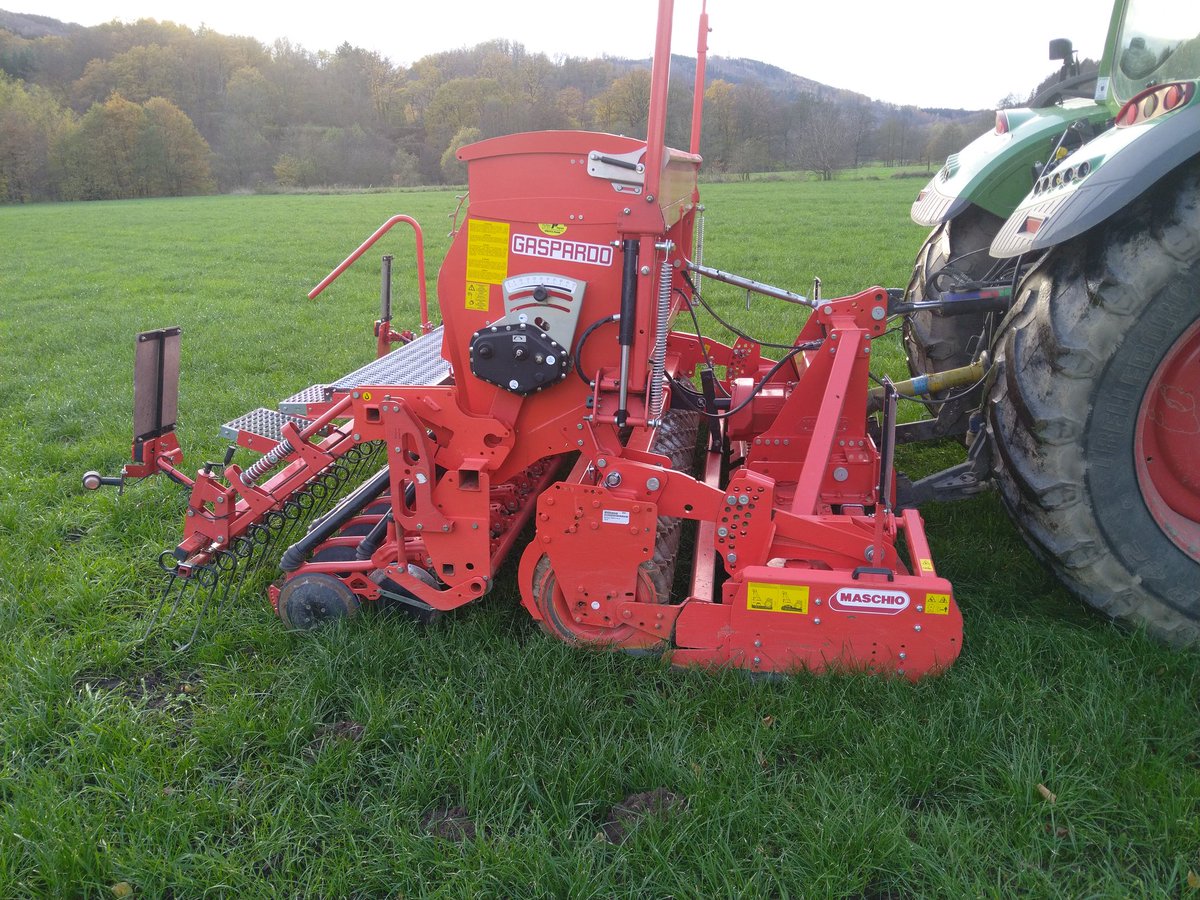 Paskir's tweet image. Für #EineMaschineDieWoche wähle ich heute meine Sähkombination aus. Diese kann Getreide, Raps, Erbsen Bohnen, Gras, Senf und noch vieles mehr Säen. Sie vereinigt mehrere Arbeitsschritte. Als erstes zerkleinert die Kreiselegge mit rotierenden Zinken die Erde.