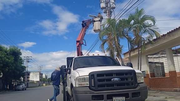 RafaelMaracay21's tweet photo. ¡Plan Girardot 100 % iluminado!

Aquí estamos en Montaña Fresca, seguimos avanzando en las comunidades de nuestra hermosa Maracay. Vamos a optimizar los servicios públicos de nuestro municipio como lo ordena nuestro Presidente @NicolasMaduro

#Maracay https://t.co/u9frh31V8o