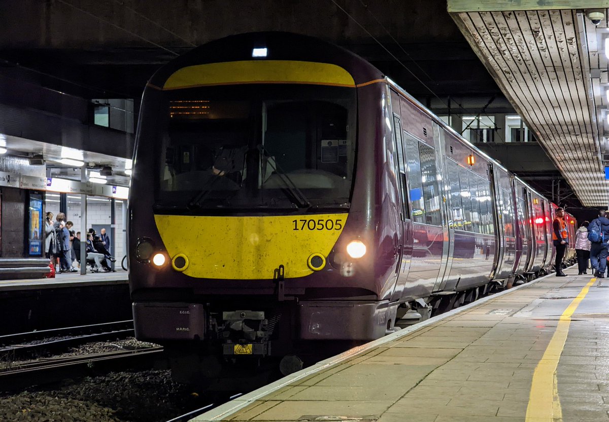 DownOnTheStour's tweet photo. After a brief stint up the Salop I'm back on the Stour โ๏ธ
170505 & 504 brought me back from Shrewsbury. Getting my turbos in where I can โ๏ธ
Back on the rails tomorrow ๐
#DispatchersOfTwitter #Railwayphotography #trainphotography #railwaytwitter #class170 #turbostars https://t.co/s4qA6UBWGM