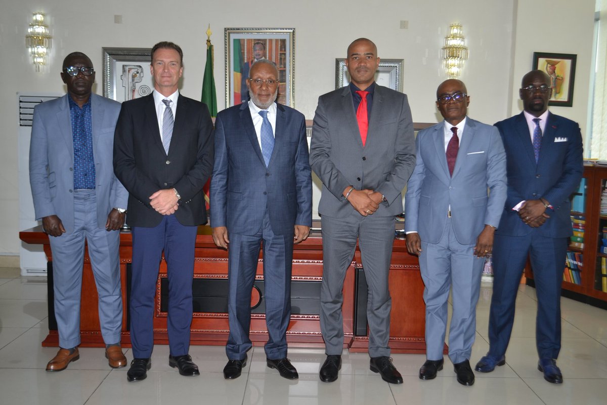 Dans le cadre de l'amélioration du climat des affaires, j'ai eu une séance de travail avec les Directeurs Généraux des différentes Brasseries en République du Congo. 
La promotion du secteur privé reste au cœur de mes actions.