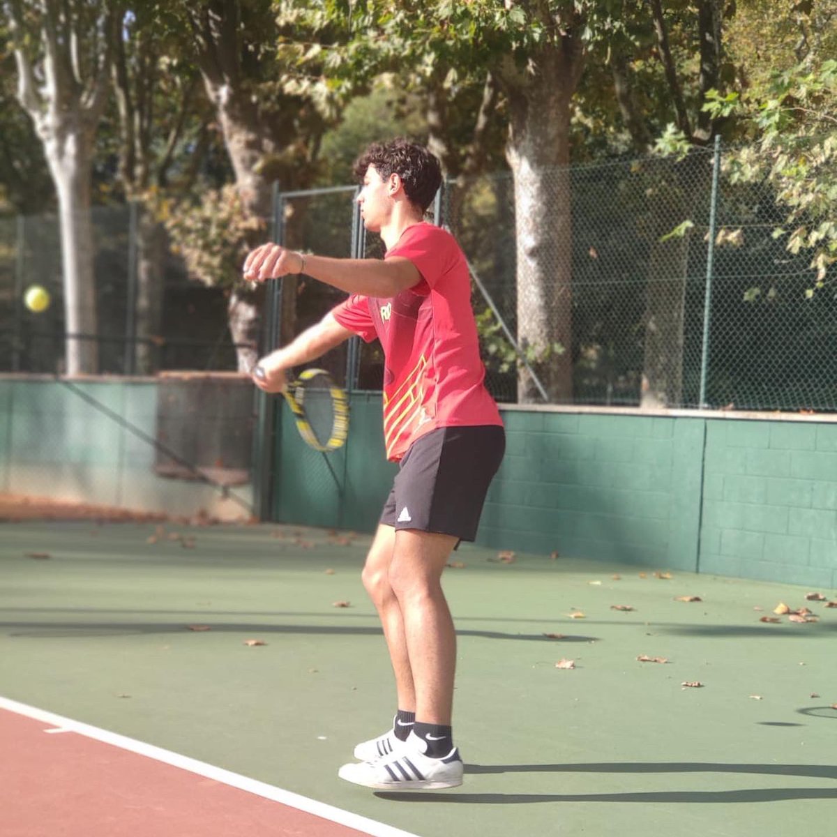 EpiaOlot's tweet image. INICIACIÓ AL TENNIS AL CICLE FORMATIU! 
Seguim treballant en el disseny de tasques d'iniciació de tennis. Els alumnes de cicles formatius de grau superior d'Ensenyament d'Animació socioesportiva segueixen aprenent a les pistes del @tennisolot #FPOLOT