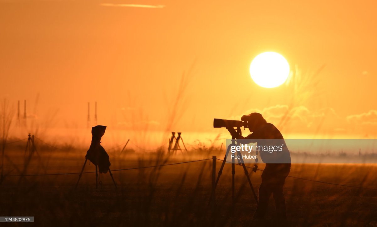 NASA's Space Launch System rocket with the #Orion spacecraft is readied for launch during final preparations for the #ArtemisI mission at Kennedy Space Center in Cape Canaveral, Florida
📷: <a href="/KevinDietsch/">Kevin Dietsch</a>, <a href="/RedHuber/">Red Huber</a> #SLS #NASA #Artemis1