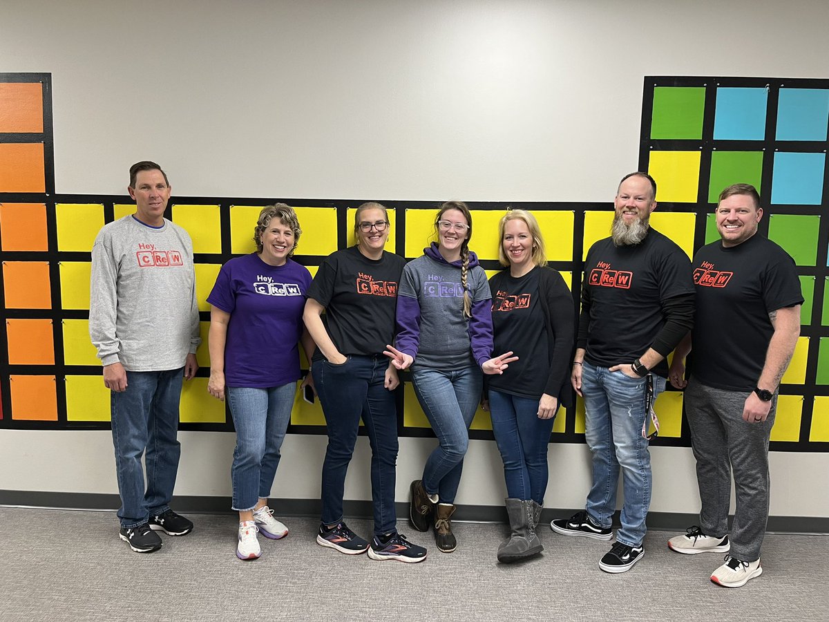 utt_oh's tweet photo. #HeyCrew! It’s twin day!!! Today we are thankful for our coworkers! #maizeHigh #GhallSquad https://t.co/BysHwNJzMi