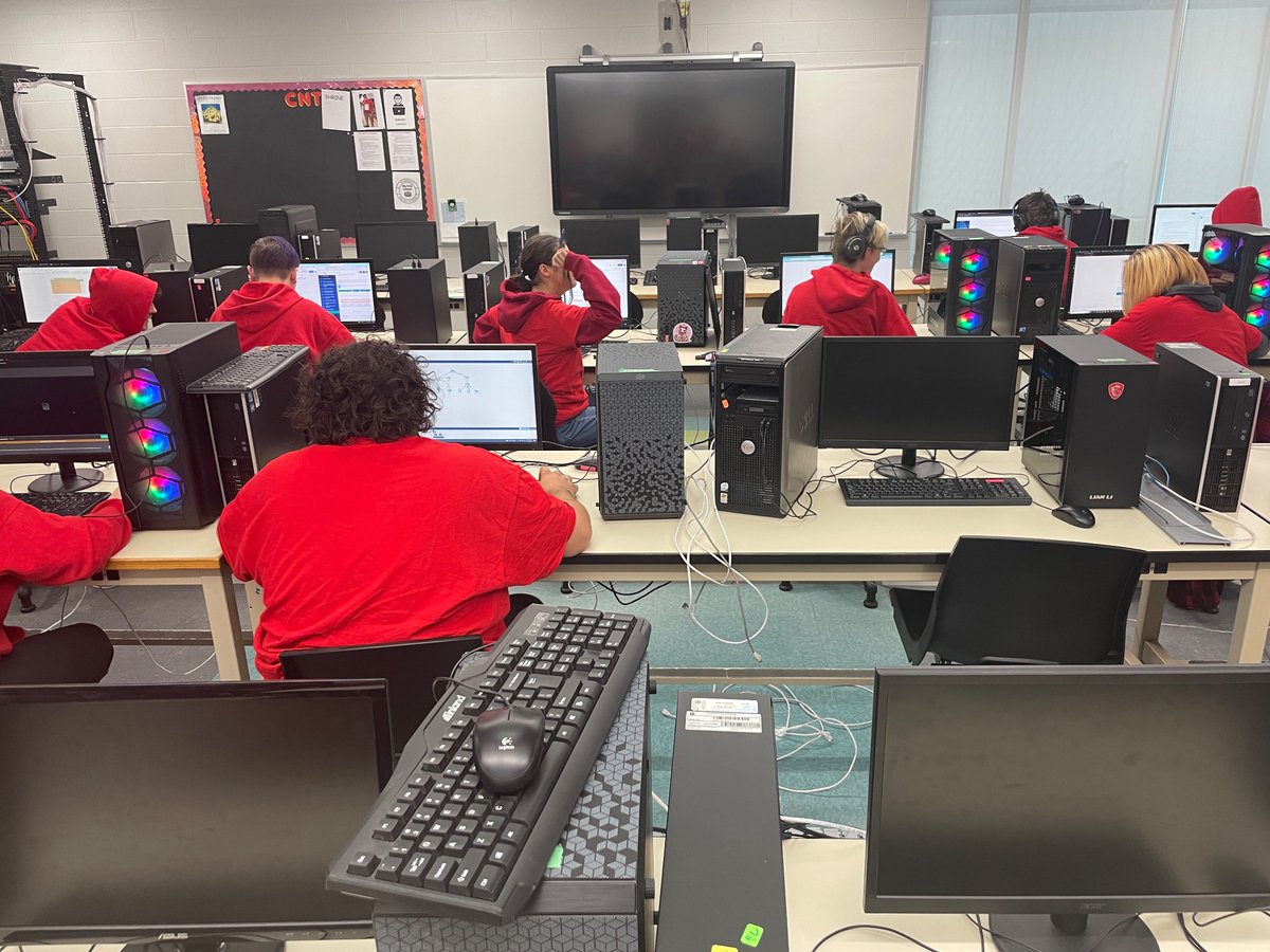 EHOVEcnt's tweet photo. Many students are busy working on Cisco Packet Tracer to simulate real-world networking. #EHOVEvips https://t.co/S9FDi2dihI