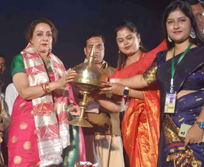 NewsFileConnect's tweet photo. Glimpses of 'Basanti of Bollywood' the 'Dream Girl' #HemaMalini at Nalbari #RaaxMahotsav #Assam 

#nalbari #RAAX  #bollywood  #BollywoodNews https://t.co/tA7CAvToIP