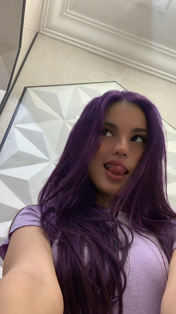 Tw libre para comentar con su pelo de colores