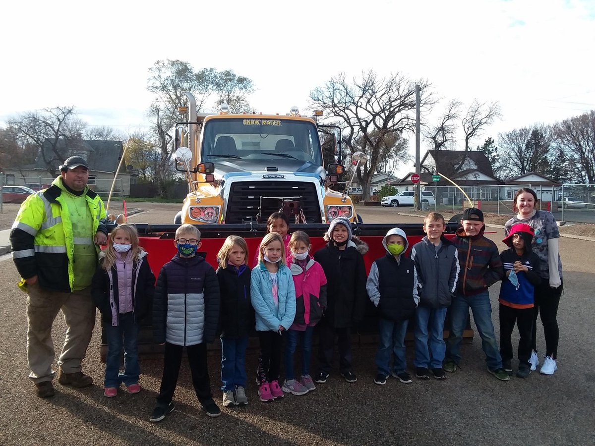 SouthDakotaDOT's tweet image. Now is a great time to submit a name for our 3rd Annual Name the Snowplow Contest!

Submit your snowplow names at: dot.sd.gov/inside-sddot/o…

Last year students at Highmore-Harrold Elementary School were winners with their plow named Snow Mater! 

#SDDOT #SD511