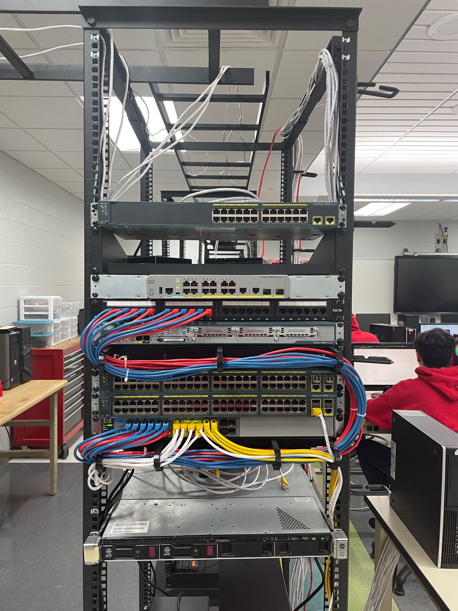 EHOVEcnt's tweet photo. There are many parts that go into creating a network. At the beginning of our senior year we learn to put these parts together. #EHOVEvips https://t.co/QfLfdXUnBO
