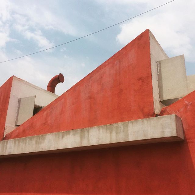 Juan O’Gorman se inspiró en los colores de los murales y construcciones para las casas funcionalistas de Diego Rivera y Frida Kahlo. Así, integró el pasado indígena a la arquitectura moderna.