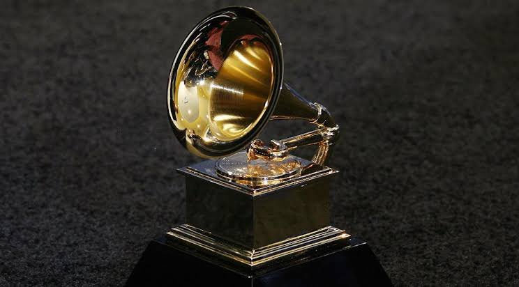 _amupdates's tweet photo. 🏆|| “THERE’D BETTER BE A MIRRORBALL” foi indicada a "Best Alternative Music Performance" no Grammy 2022 https://t.co/oYpZCHpSCJ