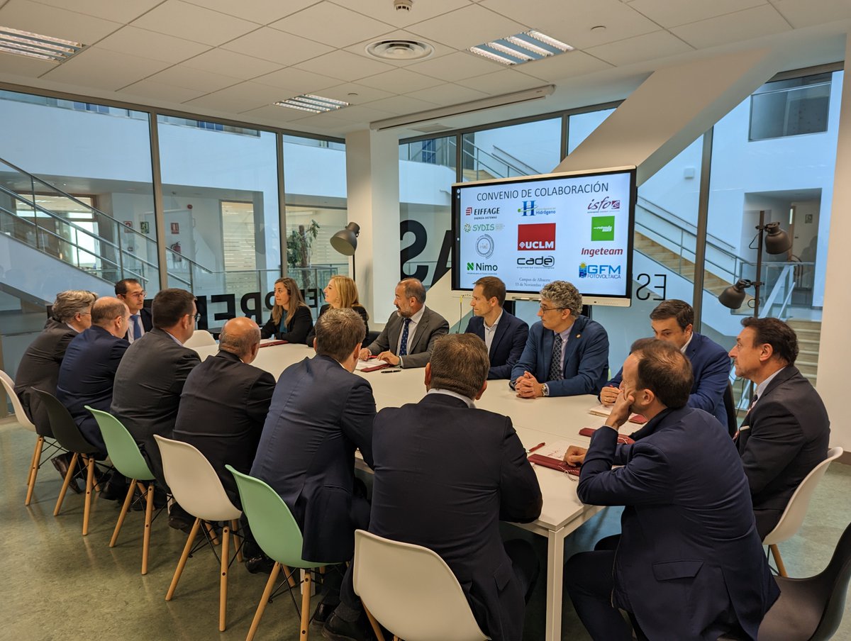 Pistoletazo de salida del primer Máster dual de la <a href="/uclm_es/">Universidad de Castilla-La Mancha</a>, Máster en Energías Renovables, que se podrá cursar en <a href="/etsiiAB/">E.T.S. de Ingeniería Industrial de Albacete</a>. Gracias a las empresas: <a href="/Eiffage_Energia/">Eiffage Energía Sistemas</a> <a href="/ingeteam/">Ingeteam</a> <a href="/CADEENGINEERING/">CADE ENGINEERING</a> <a href="/RotondaGrupo/">grupo rotonda</a> <a href="/isfoc/">ISFOC</a> <a href="/cnh2_es/">Centro Nacional del Hidrógeno</a> SYdis, Nimo Iniciativas, +Inteligencia, GFM Fotovoltaica