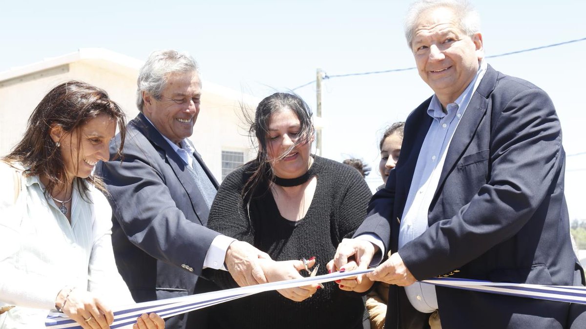 El director de Vivienda, Desarrollo Barrial y Salud de la IDM <a href="/alussich/">alejandro lussich</a> destacó que familias del Kennedy tienen “la dicha de tener un techo nuevo y propio”
maldonado.gub.uy/noticias/lussi…