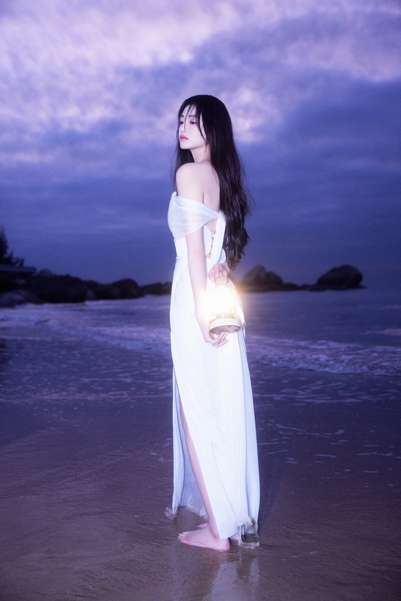 It was not difficult for me to keep running in the ominous and tense environment. My feet were being swept by the sea as I walked along the shoreline in a long, simple white dress from top to bottom and a paraffin lamp in my hand. The weather was very shady. 🕯️💨