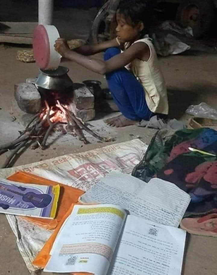 अपने हिस्से की क़िस्मत अपने हाथों से ही गढ़ लेंगे
धीरे-धीरे ही सही मगर थोड़ा बहुत हम भी पढ़ लेंगे।