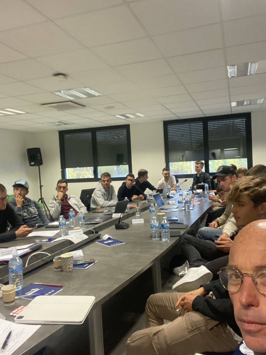 ContactUncp's tweet photo. Formation Néo-Pro UNCP au sein du siège de la @FFCyclisme. @LNC_CYCLISME @UCI_cycling @LeTour https://t.co/dTVe1JDL5p