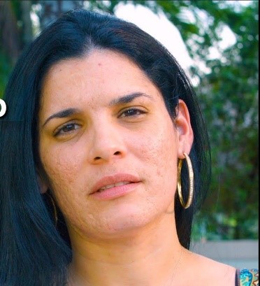 Sayli Navarro es una <a href="/DamasdBlanco/">Damas de Blanco PREMIO ANDREI SAJAROV 2005</a> e hija del disidente Félix Navarro. El #11J, Sayli y Félix protestaron pacíficamente en su pueblo de Perico. El régimen los condenó a 8 y 9 años. Tras el veredicto, Sayli dijo que estaba orgullosa de protestar y que expresarse no es un delito.