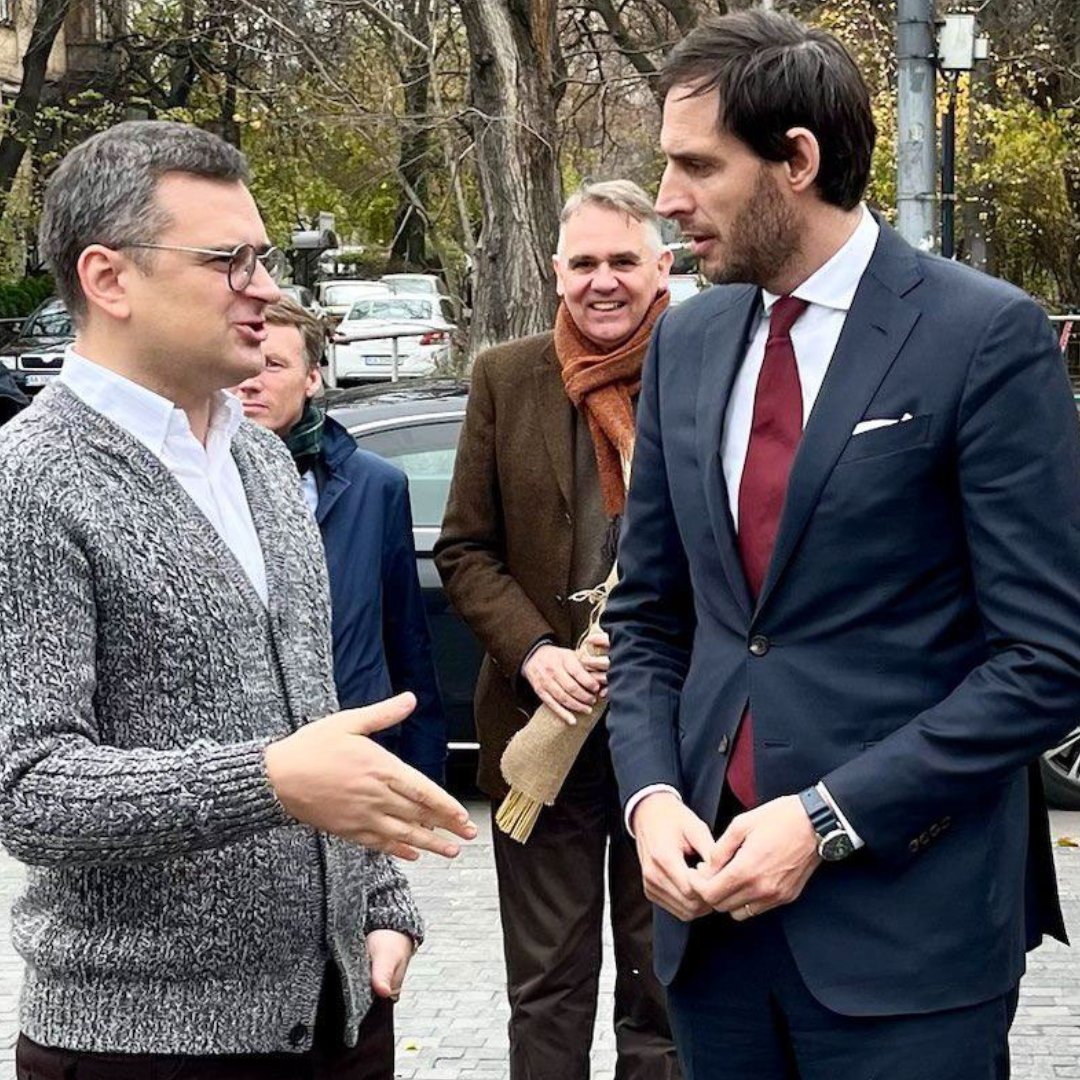 Minister Dmytro Kuleba (left) welcomes Minister Hoekstra (right) in Kyiv. Nederlands: minister Dmytro Kuleba (links) begroet minister Hoekstra (rechts) in Kyiv.