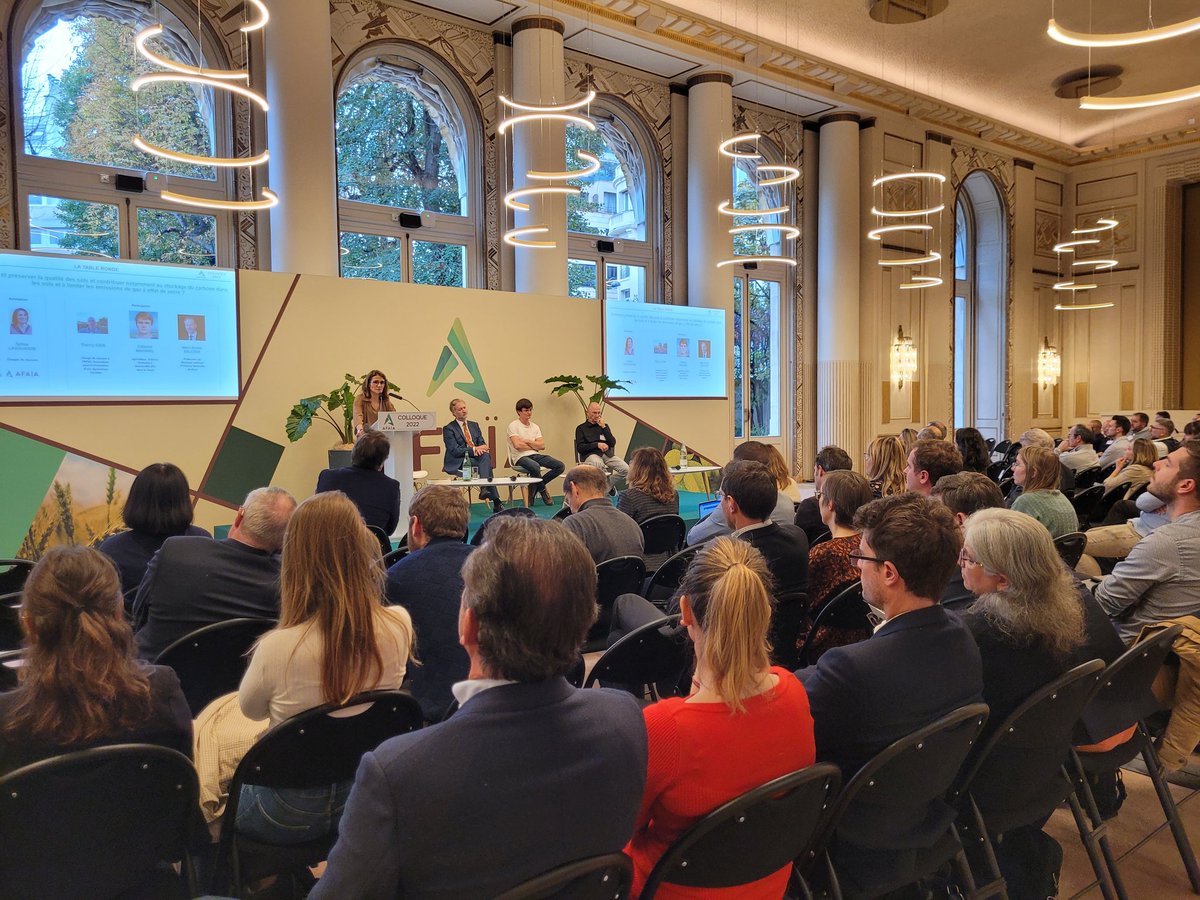 Suivez en direct la 3eme table ronde de la journée sur la qualité des sols ! 

Avec Marc André Selosse, professeur au Muséum National d'histoire naturelle,  Clément Maigniel, agriculteur et Thierry Gain, de <a href="/apad_contact/">APAD</a> 

#ColloqueAFAIA22 #agriculturedurable #environnement