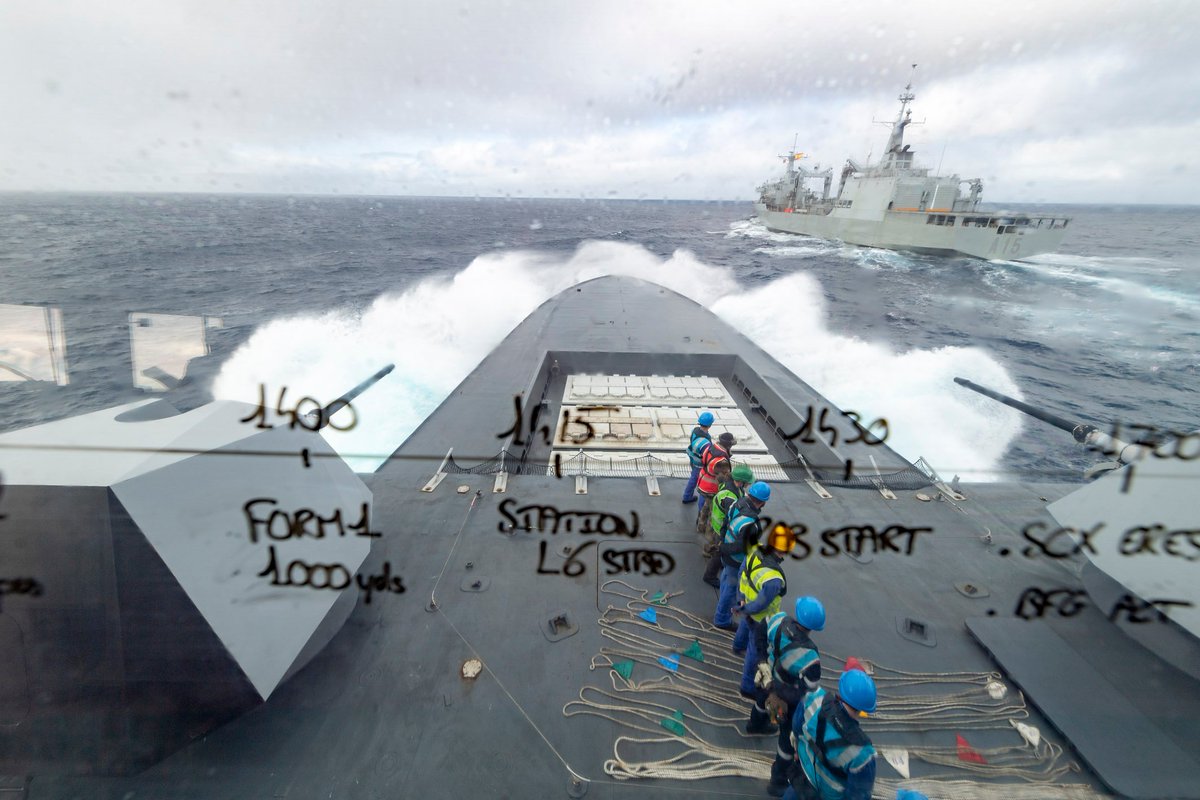 Que gran foto tomada desde el puente de la 'fragata' #D621 #ChevalierPaul de la #MarineNationale de Francia acercándose al A15 #Cantabria de la #ArmadaEspañola, hace unos días en el #Cantabrico