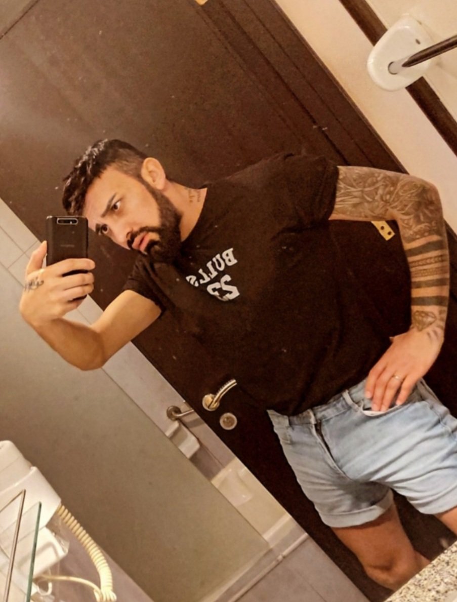 harbiyede  kalıyorum yerim var ciddi kişiler  
#istanbulgay #taksimgay #sisligay #cihagirgay