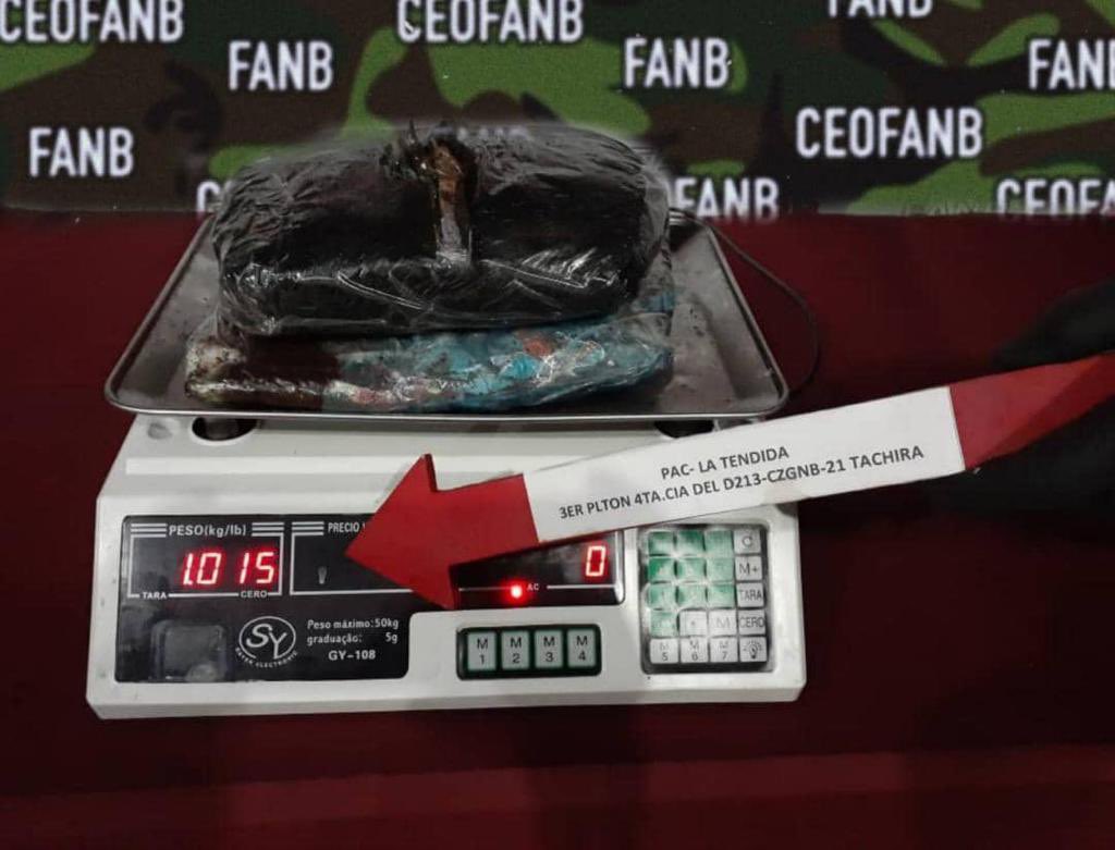 Detenidos por la #FANB en PAC en el estado Táchira 3 ciudadanos con más de 1 kg de marihuana. Venezuela lucha activamente contra el narcotráfico, para  evitar su ingreso desde los estados fronterizos.