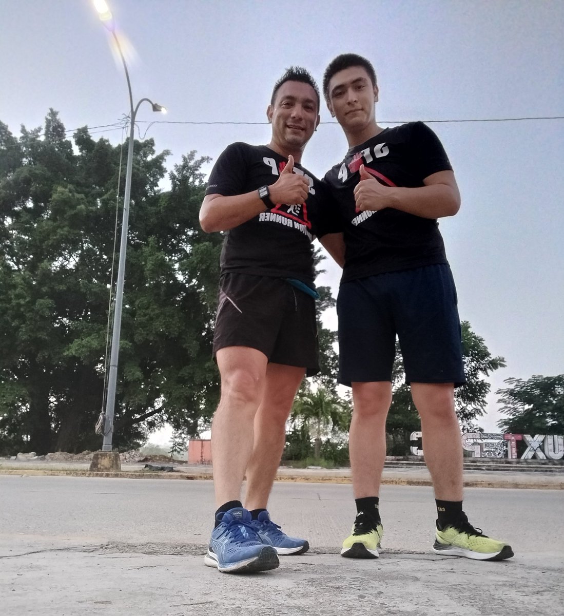 JosuManuelAven1's tweet photo. Por acá nos cayó la maldición fartlekiana en escalera.
Excelente entrenamiento.
Somos @FenixRun_Mexico
#inspirandometas #siesegordopudo
#teammadafaka #LigadelaJusticiaRunner https://t.co/ETtf7BOiuv