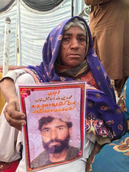 ان آنکھوں میں وہ بھیانک اور کربناک منظر بخوب واقہ ہے
یہ آنکھیں خود بتا رئے ہیں کہ ان آنکھوں نے کتنے ازیتناک  راتیں گُزاری ہیں
آنکھیں خود بتا رئی ہیں کہ انہونے کتنے عیدوں میں خوشی کے بجاۓ ماتم منائی ہئں
ان آنکھوں میں روز سیلاب ہوتی ہیں
کیا آپ دیکھ سکتے ہے

#savebalochmissinpersons