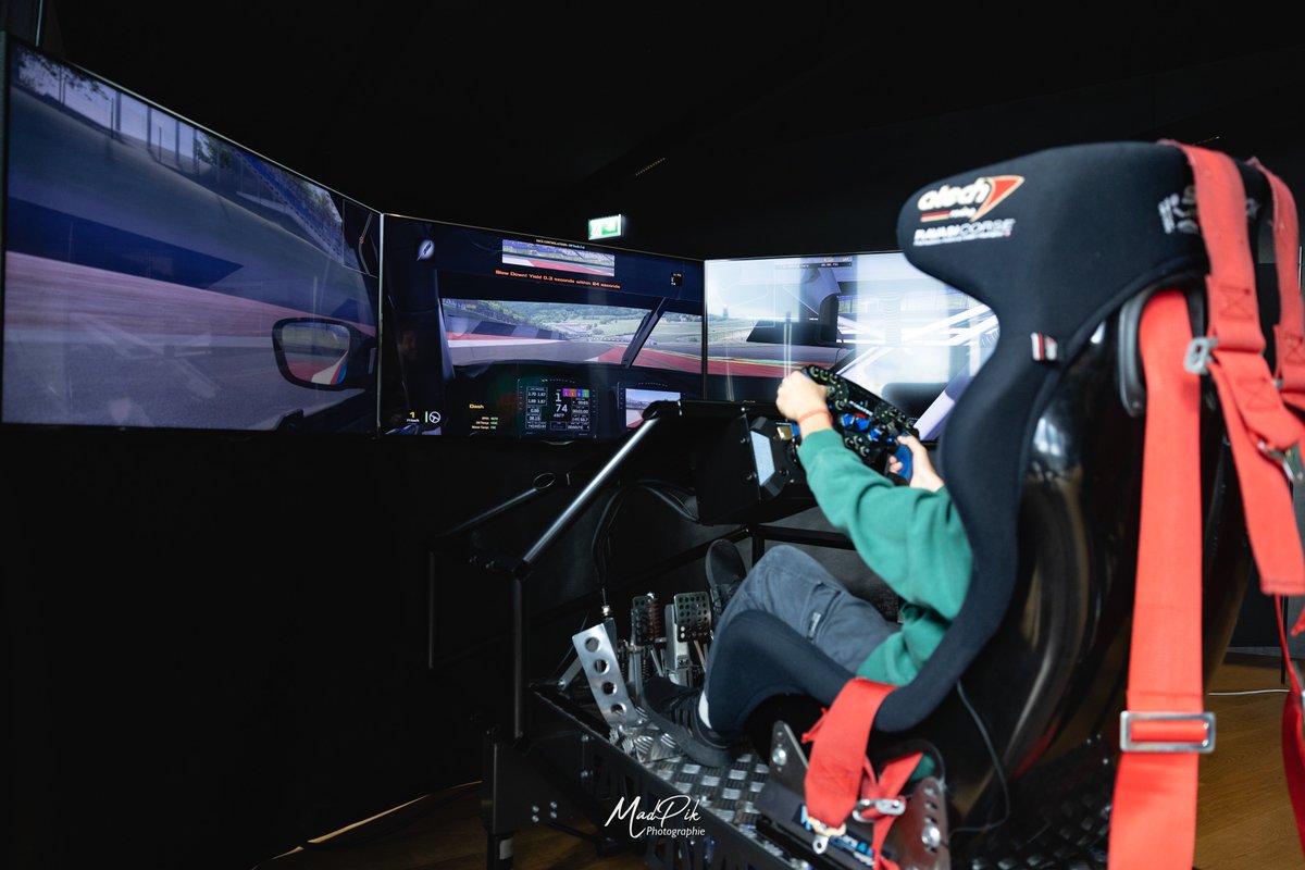 lausanneesports's tweet photo. 🏁 RENDEZ-VOUS AU PREMIER VIRAGE 🏎️
... ou dans le bac à graviers pour les (trop) téméraires 🤣
https://t.co/5Ztt6yw9Mk vous a proposé une immersion totale grâce à leur simulateur #simracing dernier cri 💨
#FestiGames 🏟️ https://t.co/Y1YwTPJQyX