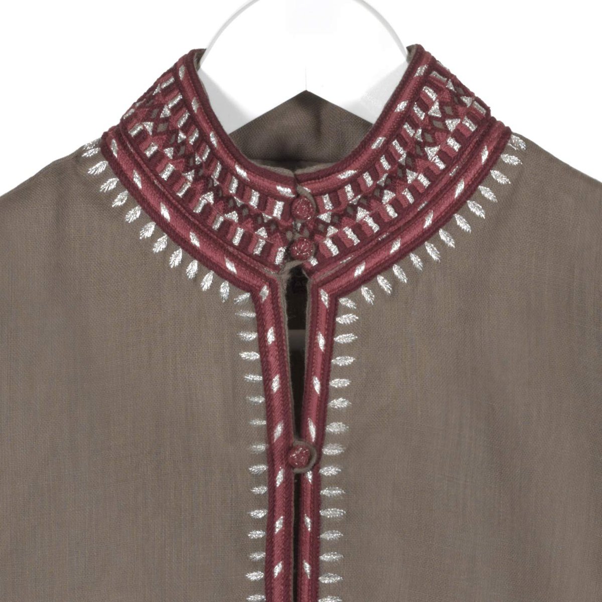 Inspire the people around you with your ancient heritage with our warm Atharna Jacket of Bisht wool embroidered in the Najdi style; To reflect the traditional outfit with a smart modern touch!

#آثارنا
 #atharna