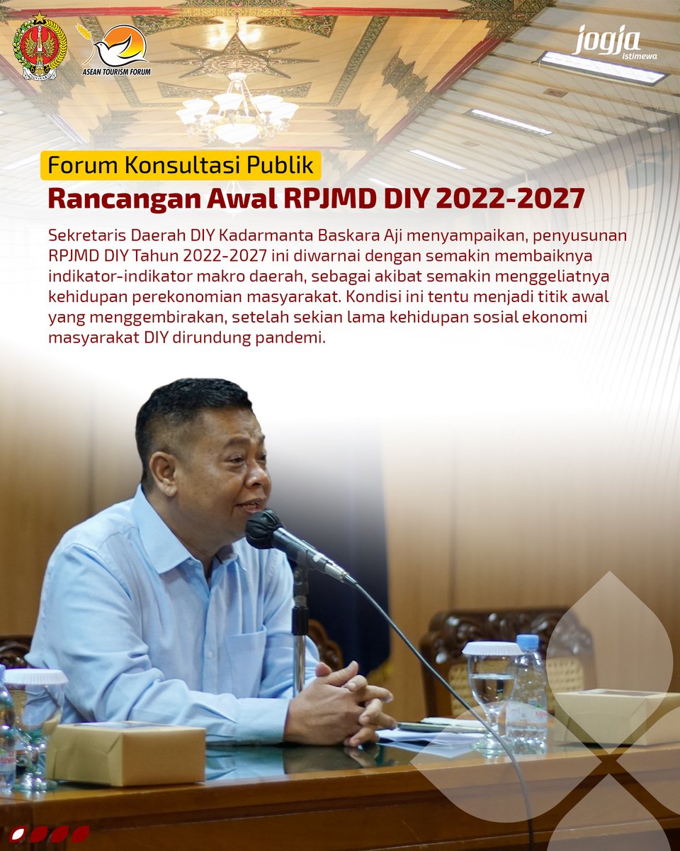 humas_jogja's tweet photo. Sekretaris Daerah DIY Kadarmanta Baskara Aji menyampaikan, penyusunan RPJMD DIY Tahun 2022-2027 ini diwarnai dengan semakin membaiknya indikator-indikator makro daerah, sebagai akibat semakin menggeliatnya kehidupan perekonomian masyarakat. #RPJMD #SekdaDIY #PemdaDIY https://t.co/5bEFKpMiJb