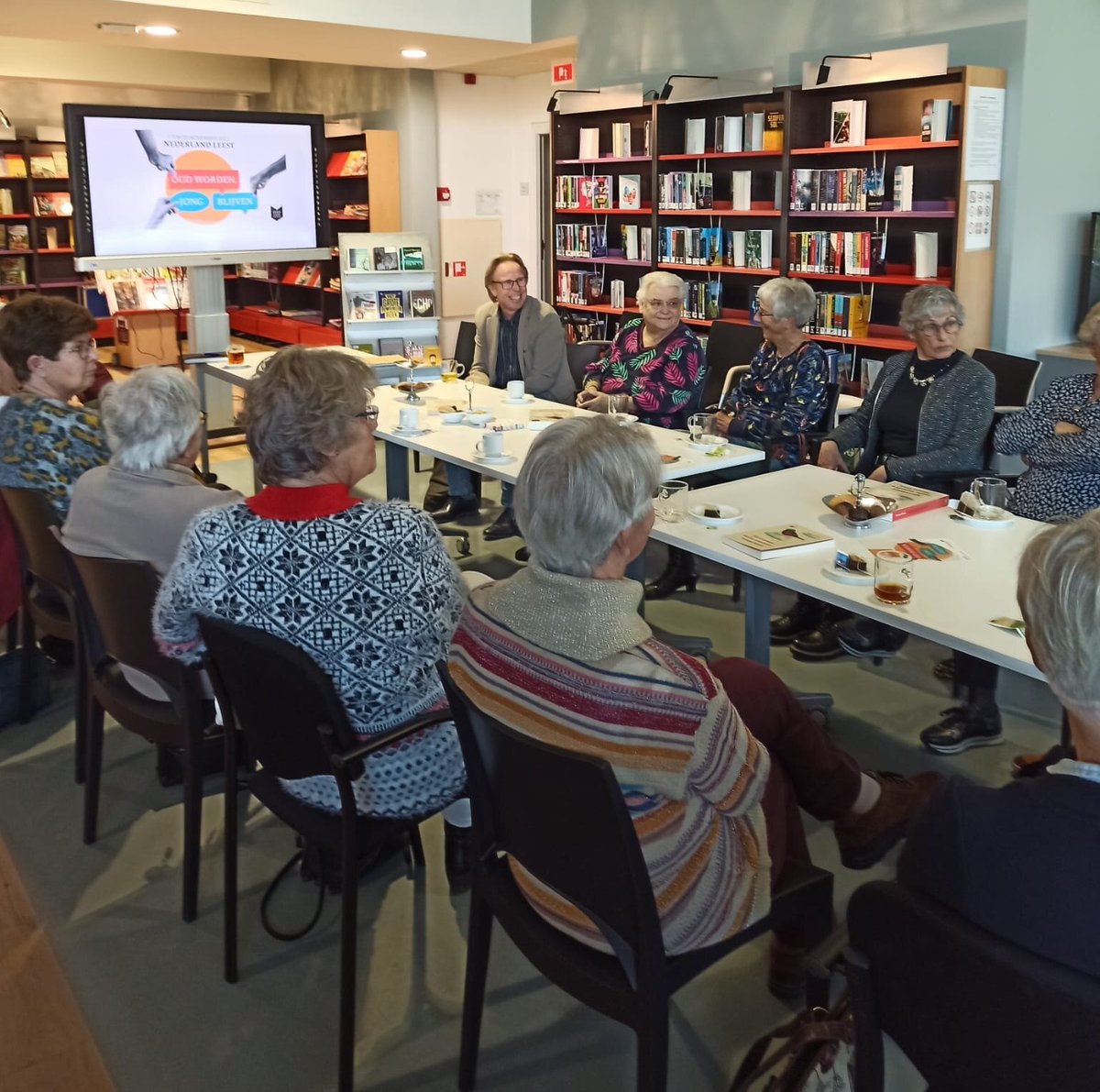 Een boek brengt gesprekken op gang en verbindt lezers met elkaar. Dat heeft wethouder <a href="/Beeklars/">Lars van der Beek</a> gisteren zelf ondervonden tijdens de boekenproeverij bij Bibliotheek West-Brabant. Nog t/m 30 nov staat lezen centraal tijdens #NederlandLeest.