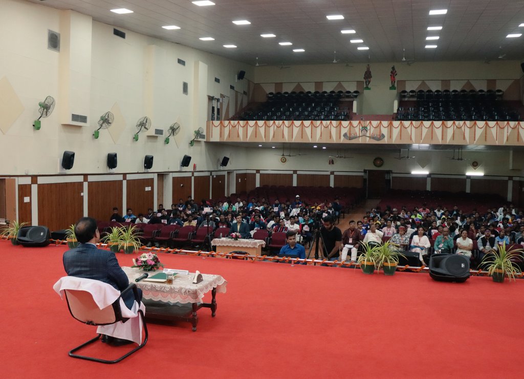 NSSRDBhopal's tweet photo. Re-Orienting The Campers: An Academic Session on day 4 of #NSSPreRDCentralZone, ice-breaking lecture delivered by Prof @chakrawalalok Hon'ble VC GGU. (1/3)

@YASMinistry @ianuragthakur
@_NSSIndia @pankajsinghips @ggv_smc @nssggcuCG @askabir_ https://t.co/3WDiiVjXRl