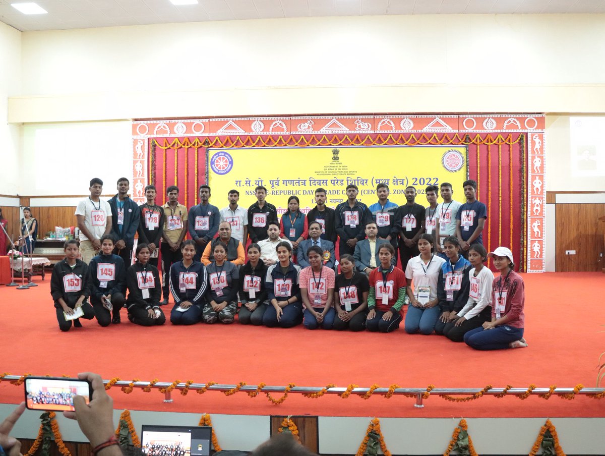 NSSRDBhopal's tweet photo. Also check these out...
Some glimpses while taking the group photos. (3/3) https://t.co/OkQY84et66