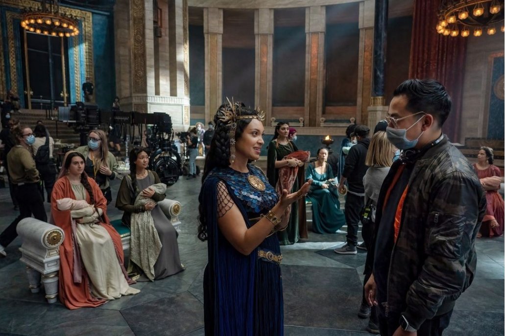 Two new behind-the-scenes pics released by cast members.

First up is Cynthia Addai-Robinson (Míriel) and director Wayne Che Yip during Miriel's dream sequence from Episode 4.

📷 IG: cynthiaaddairobinson
#TheRingsOfPower
