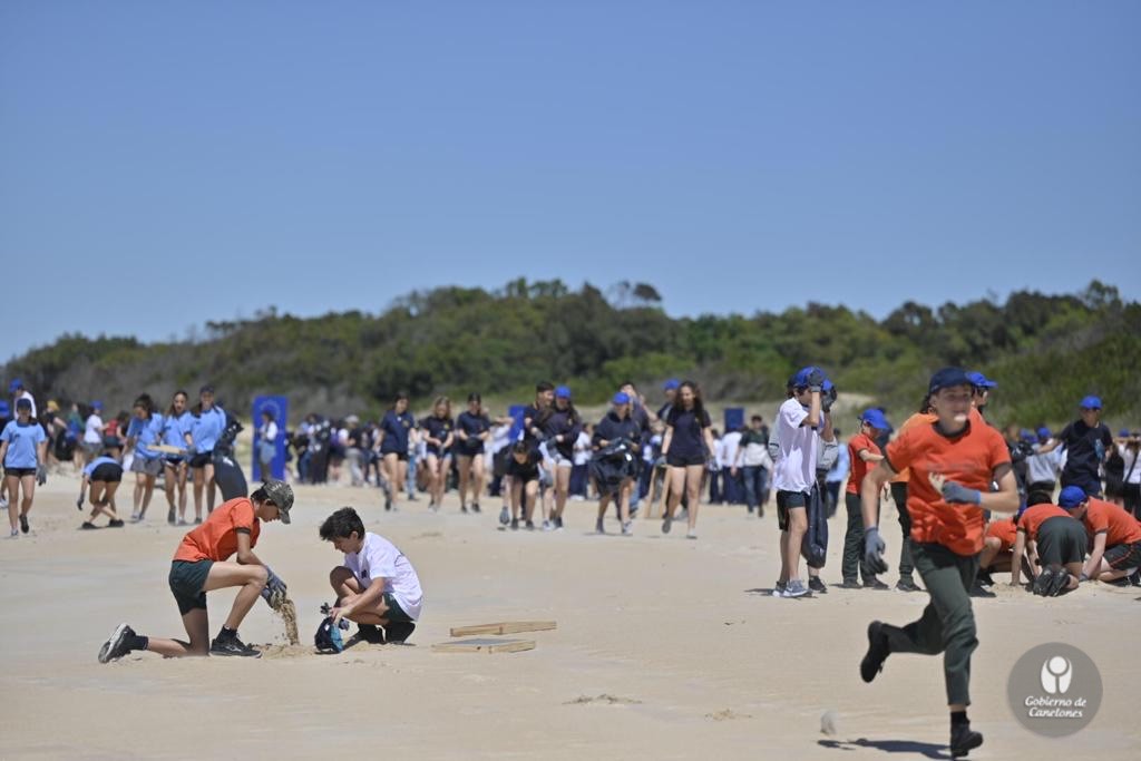 🏖️#Ahora> En la Playa Barra de Carrasco, #CiudadDeLaCosta, <a href="/IdCanelones/">Gobierno de Canelones</a> y <a href="/UEenUruguay/">Unión Europea en Uruguay</a> realizan una jornada de limpieza de playas que tiene como objetivo concientizar al público en general y particularmente a los jóvenes sobre el cuidado de los océanos y del medio ambiente.