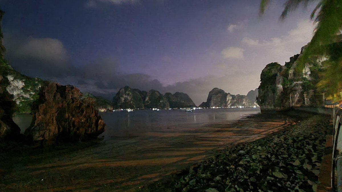 Andrew007Uk's tweet photo. Evening walk by the water.
Probably one of the most under-rated destinations in the 🌏 though just miles away the crowds are there in #BaChay.
#HonGai #Halong #QuangNinh
cc. @AjayKamalakaran https://t.co/48ehhLGluM
