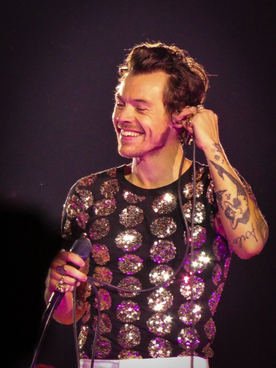 HarryArgHQ's tweet photo. (10) Fotos de Harry anoche 💕 #LoveOnTourLA #Residency11

©@justharried https://t.co/DJLfhTEeDP
