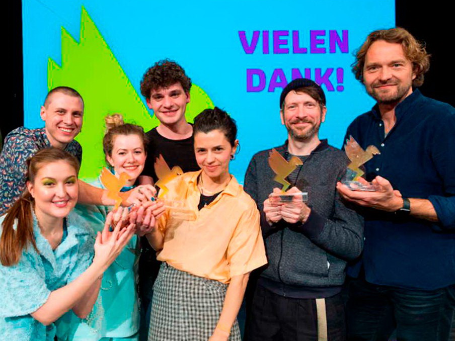VDPVerband's tweet photo. Das VDP-Mitglied Theater Zitadelle ist beim diesjährigen Berliner Kinder- und Jugendtheaterpreis IKARUS gleich zweifach ausgezeichnet worden. Das Stück „Drachenblut und Blümchenpflaster“ hat in der Kategorie Kindertheater gleichsam die Fachjury, wie auch die Jugendjury überzeugt. https://t.co/hPxlTqDBOs