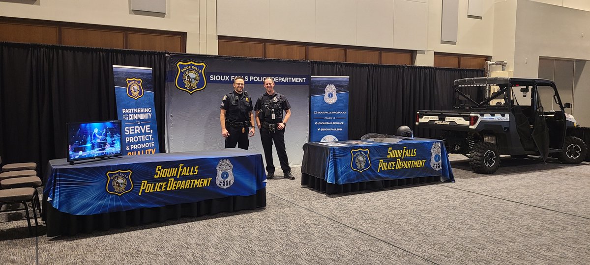 siouxfallspd's tweet photo. Today our SROs will be showcasing a career with the SFPD to over 3,000 local middle school youth at the @JASouthDakota Inspire Event. #SROsMatter #BuildingRelationships /794 https://t.co/Ds9d90L1aJ