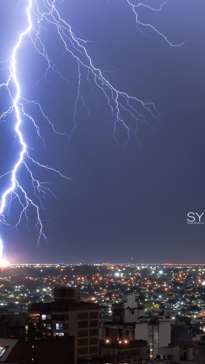 SMN_Argentina's tweet photo. #FotoDelDía | ¡WOW! Asombroso rayo a tierra en Córdoba Capital el fin de semana. ⚡️😱

📸 @Syfotografia https://t.co/EldN9ZxMns