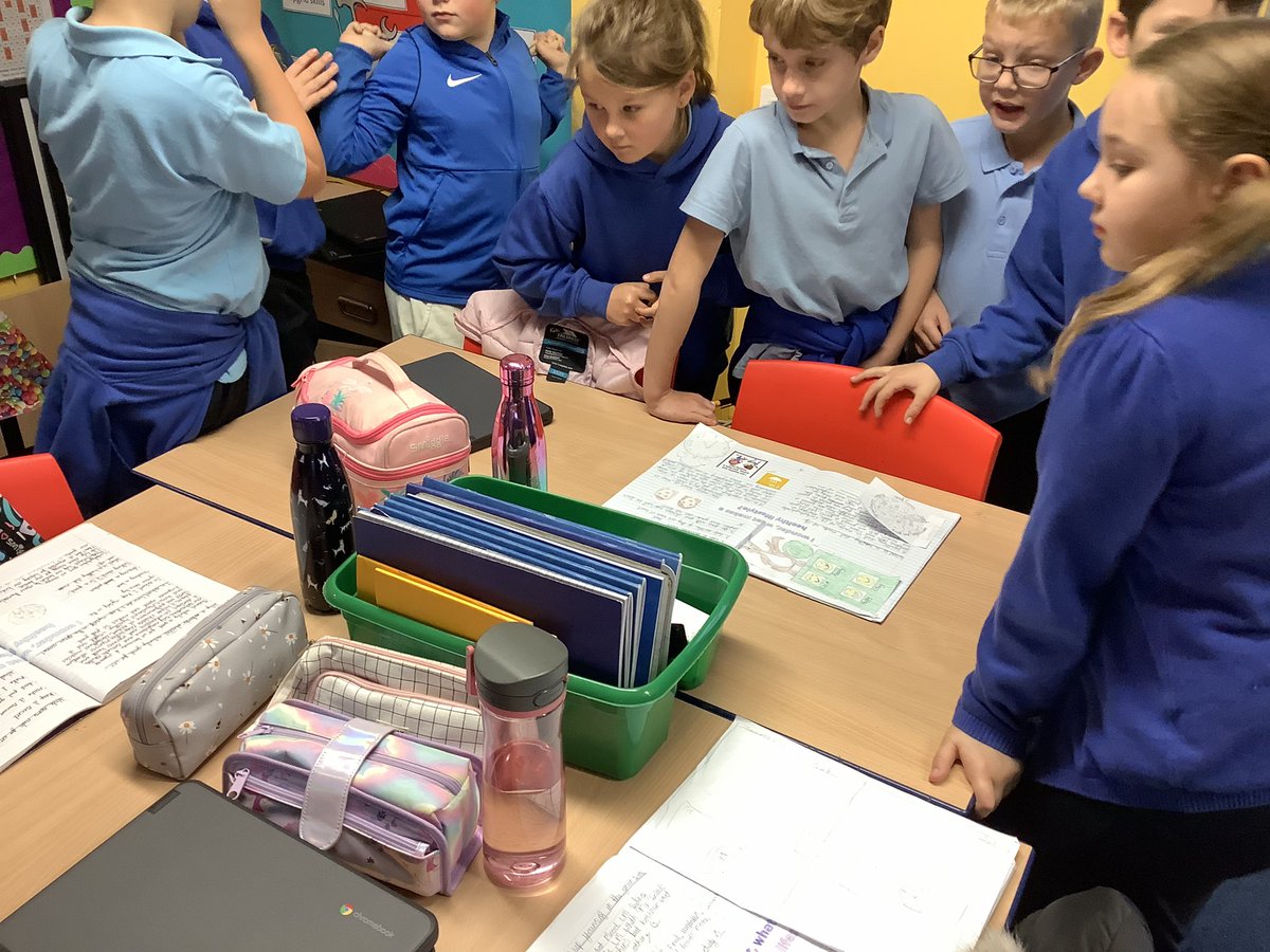 llanrhidianp's tweet photo. I wonder what makes a healthy lifestyle? Using peer support to give feedback. #LlanPryCop #LlanIQ #LlanImp https://t.co/P3G9V7pPGD