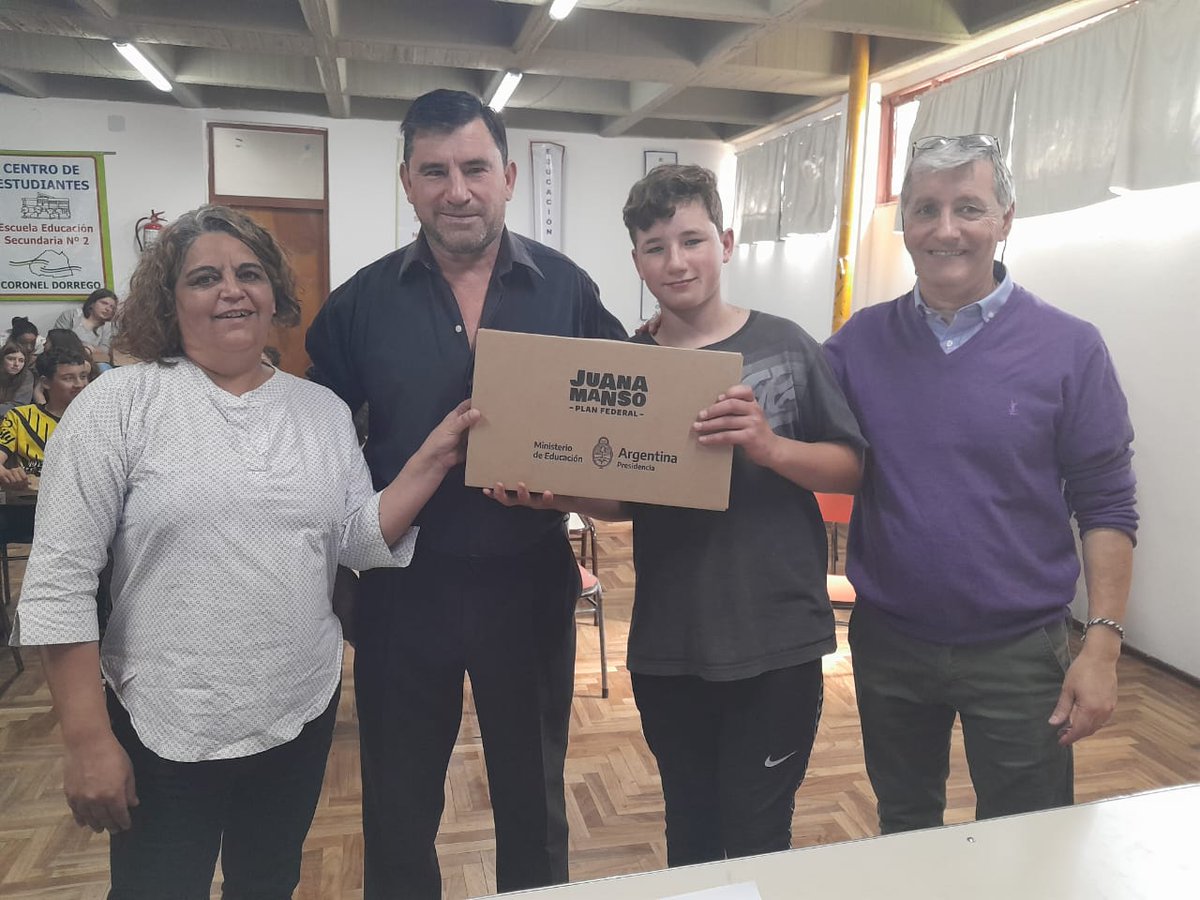 DteRegion21's tweet image. Entrega de netbooks  @ConectarGob en EES N°2 #CnelDorrego 👨‍💻👩‍💻🧑‍💻,el equipo @DTE_Region21 realizó un taller con los Estudiantes 2do sobre #Huayra, las potencialidades del #SoftwareLibre @AlbertoSileoni @ClaudiaBracchi1 @DTE_BA @salbarracin