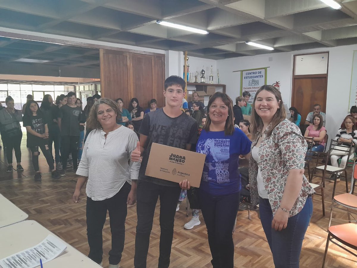 DteRegion21's tweet image. Entrega de netbooks  @ConectarGob en EES N°2 #CnelDorrego 👨‍💻👩‍💻🧑‍💻,el equipo @DTE_Region21 realizó un taller con los Estudiantes 2do sobre #Huayra, las potencialidades del #SoftwareLibre @AlbertoSileoni @ClaudiaBracchi1 @DTE_BA @salbarracin