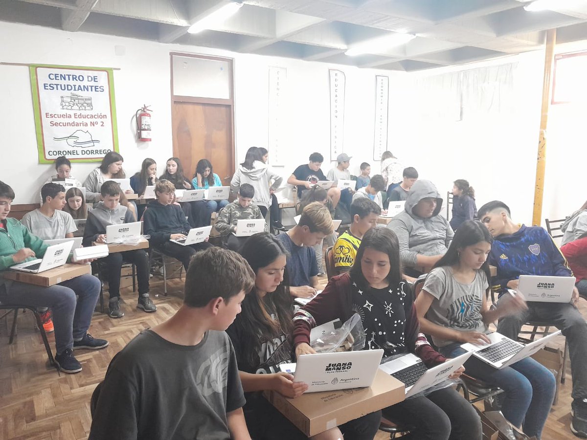 DteRegion21's tweet image. Entrega de netbooks  @ConectarGob en EES N°2 #CnelDorrego 👨‍💻👩‍💻🧑‍💻,el equipo @DTE_Region21 realizó un taller con los Estudiantes 2do sobre #Huayra, las potencialidades del #SoftwareLibre @AlbertoSileoni @ClaudiaBracchi1 @DTE_BA @salbarracin